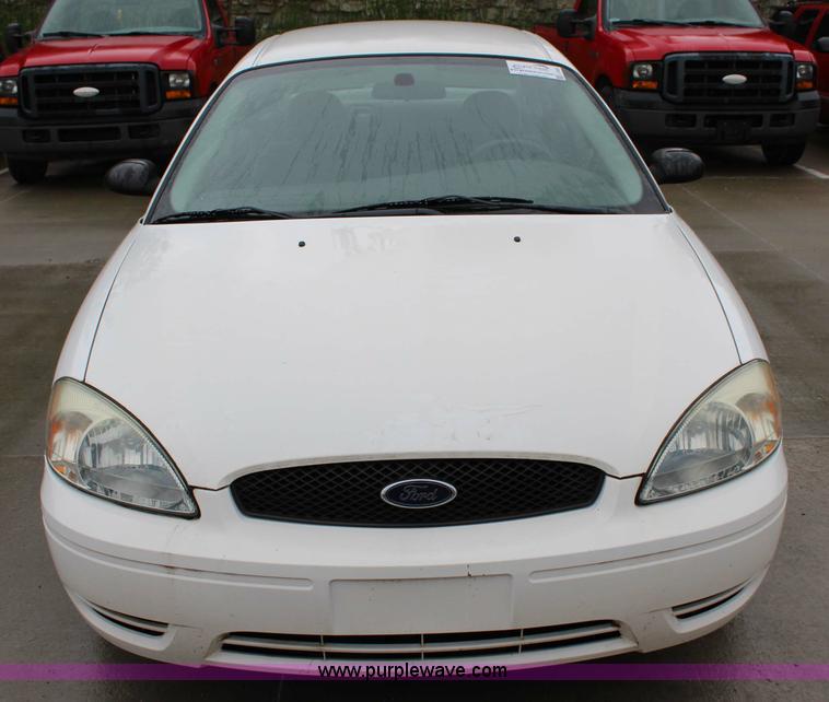 image for item J3509 2006 Ford Taurus SE