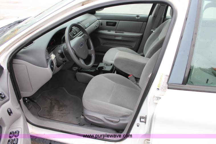 image for item J3509 2006 Ford Taurus SE