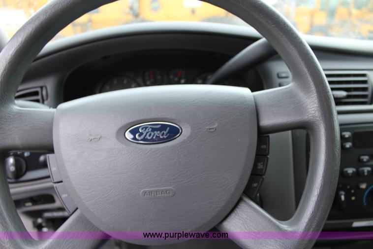 image for item J3509 2006 Ford Taurus SE