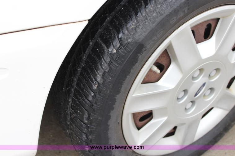 image for item J3509 2006 Ford Taurus SE