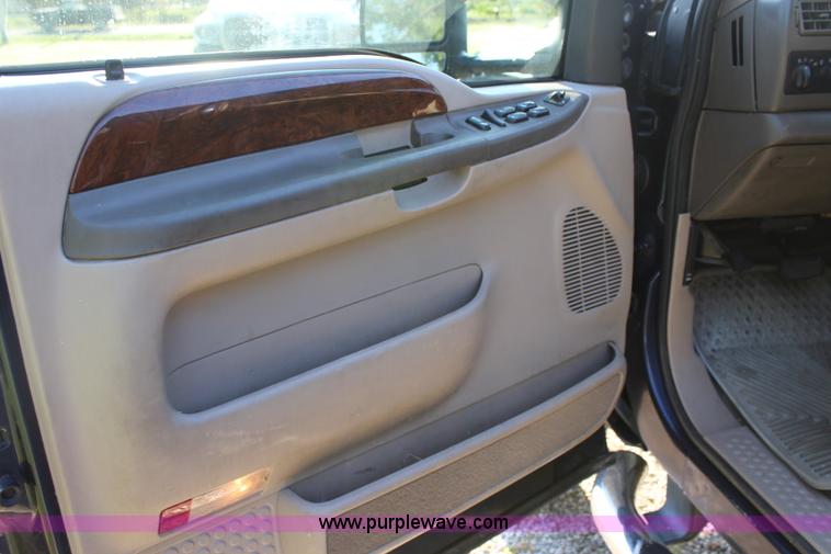 image for item J3551 2003 Ford F250 Super Duty XLT Crew Cab pickup truck