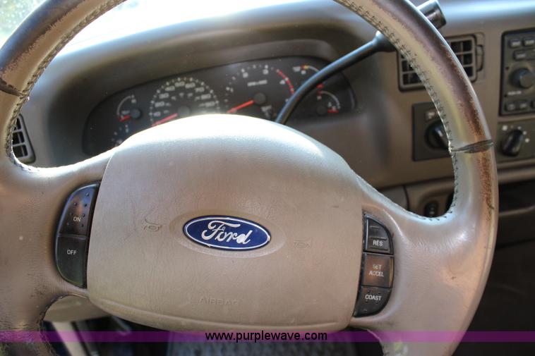 image for item J3551 2003 Ford F250 Super Duty XLT Crew Cab pickup truck