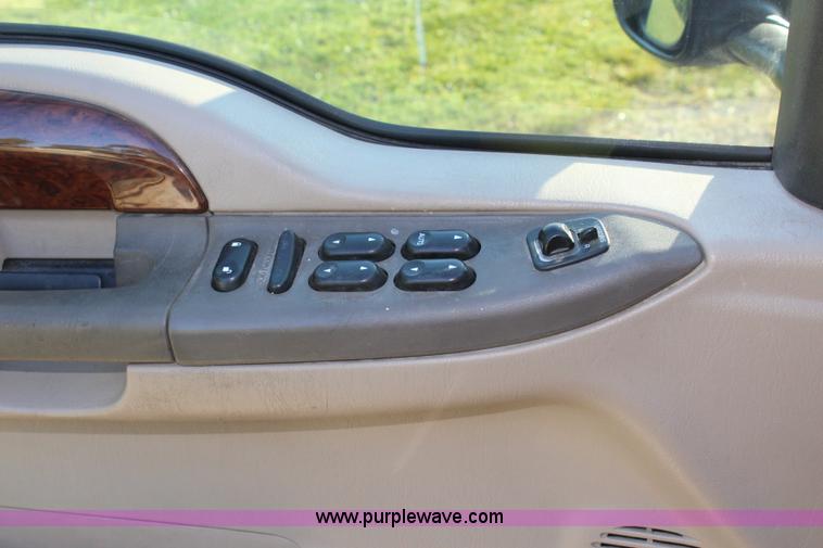 image for item J3551 2003 Ford F250 Super Duty XLT Crew Cab pickup truck