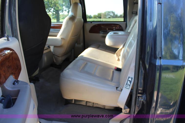 image for item J3551 2003 Ford F250 Super Duty XLT Crew Cab pickup truck