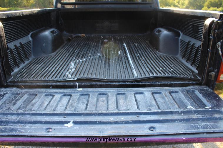 image for item J3551 2003 Ford F250 Super Duty XLT Crew Cab pickup truck