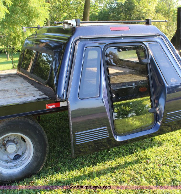 image for item J3551 2003 Ford F250 Super Duty XLT Crew Cab pickup truck