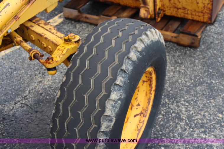 image for item J3681 John Deere 401B tractor