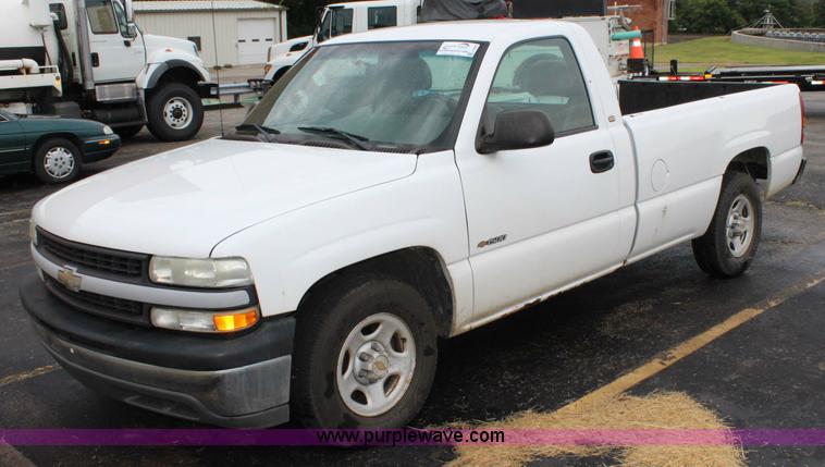 image for item J3683 2001 Chevrolet Silverado 1500 pickup truck