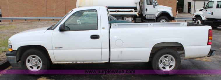 image for item J3683 2001 Chevrolet Silverado 1500 pickup truck