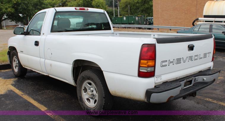 image for item J3683 2001 Chevrolet Silverado 1500 pickup truck