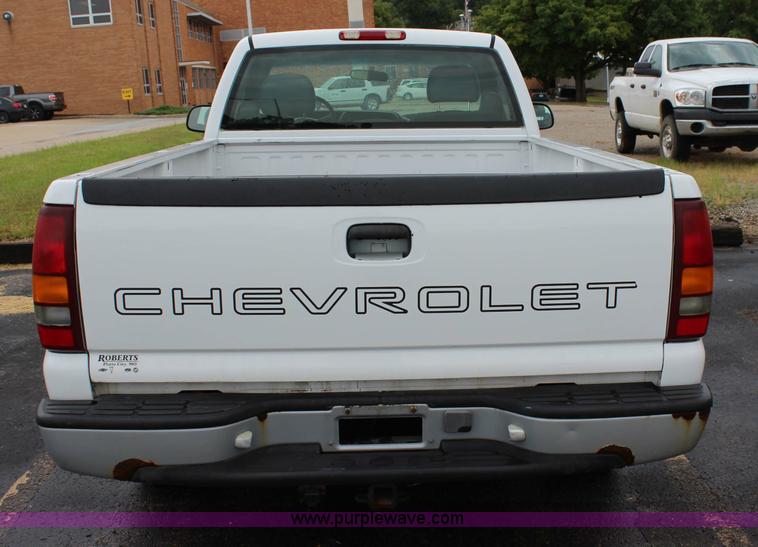 image for item J3683 2001 Chevrolet Silverado 1500 pickup truck