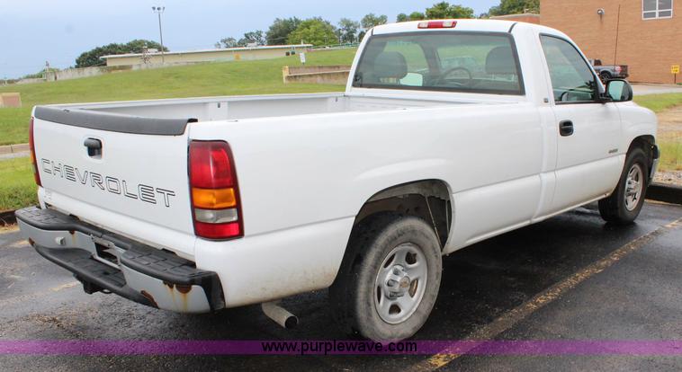 image for item J3683 2001 Chevrolet Silverado 1500 pickup truck