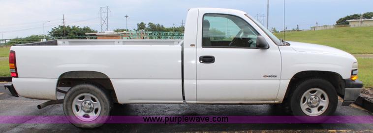 image for item J3683 2001 Chevrolet Silverado 1500 pickup truck