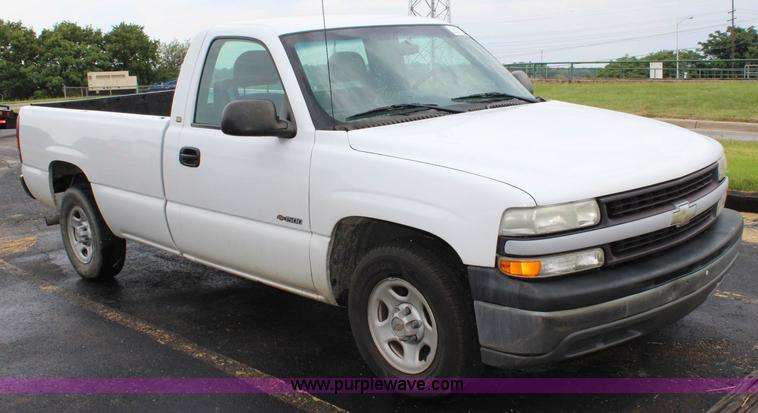 image for item J3683 2001 Chevrolet Silverado 1500 pickup truck