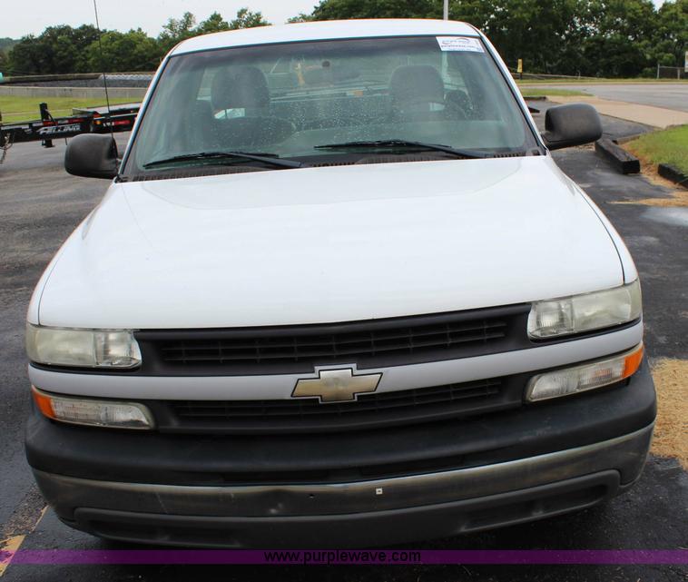 image for item J3683 2001 Chevrolet Silverado 1500 pickup truck