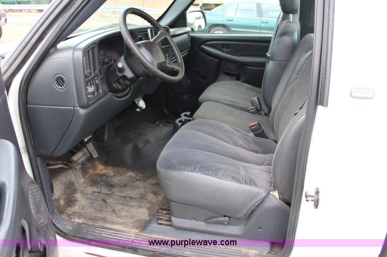 image for item J3683 2001 Chevrolet Silverado 1500 pickup truck