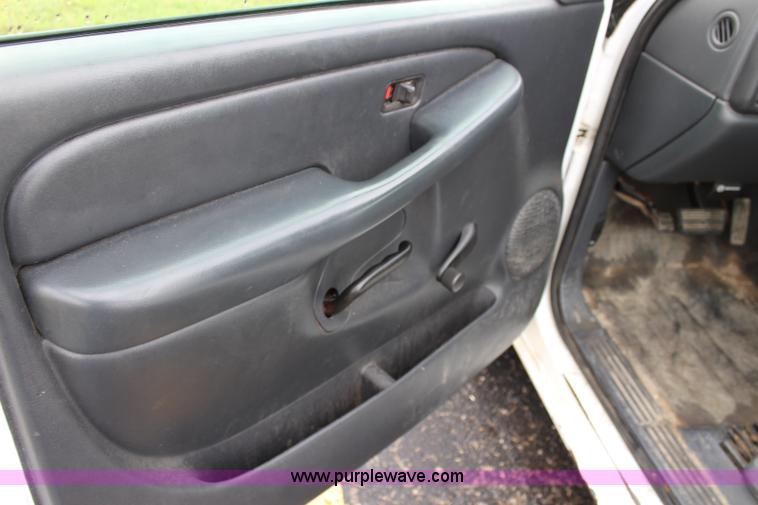 image for item J3683 2001 Chevrolet Silverado 1500 pickup truck