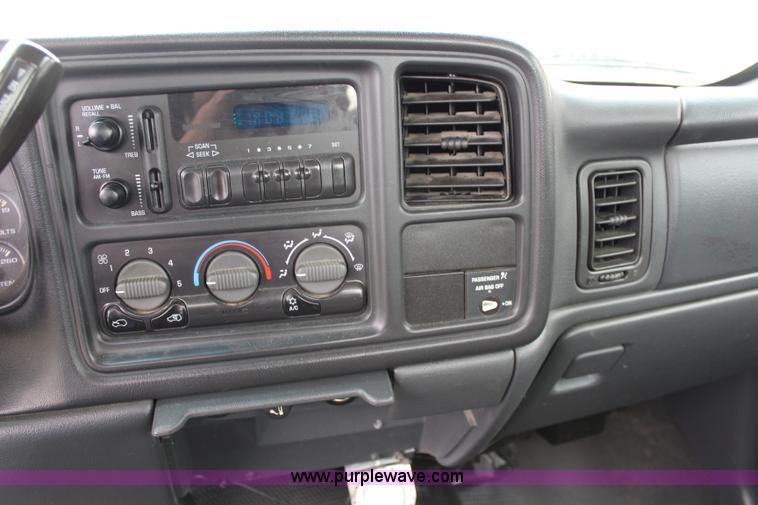 image for item J3683 2001 Chevrolet Silverado 1500 pickup truck