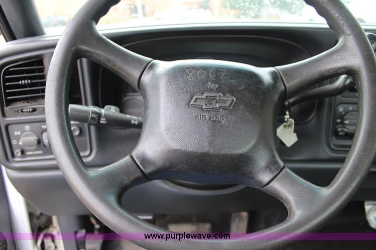 image for item J3683 2001 Chevrolet Silverado 1500 pickup truck