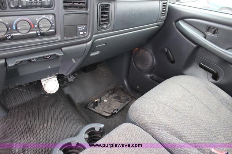 image for item J3683 2001 Chevrolet Silverado 1500 pickup truck