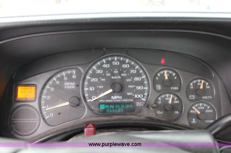 image for item J3683 2001 Chevrolet Silverado 1500 pickup truck