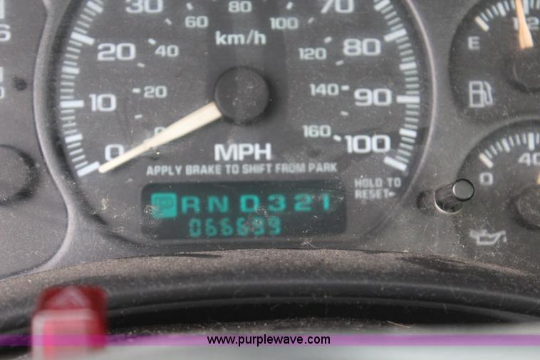 image for item J3683 2001 Chevrolet Silverado 1500 pickup truck