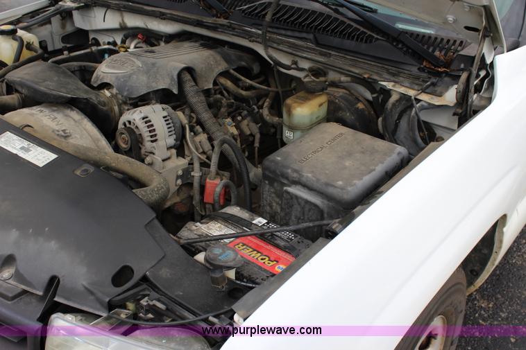 image for item J3683 2001 Chevrolet Silverado 1500 pickup truck