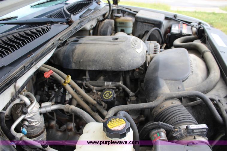 image for item J3683 2001 Chevrolet Silverado 1500 pickup truck