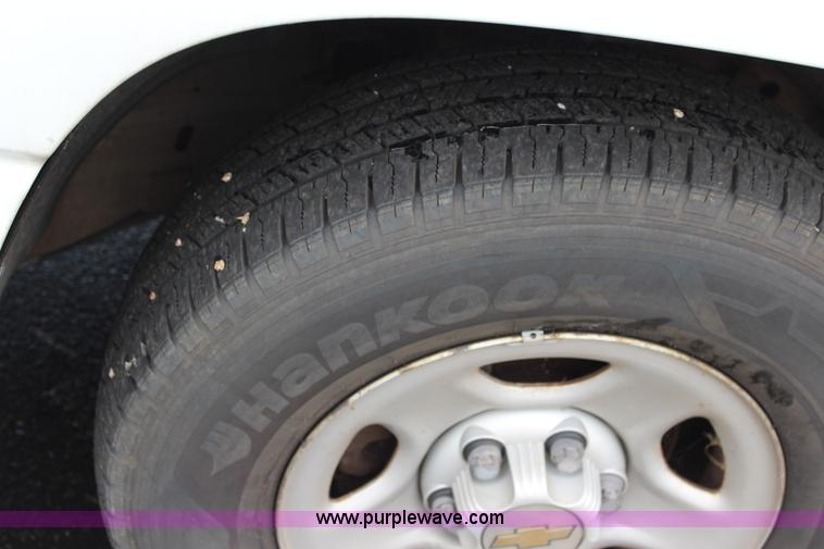 image for item J3683 2001 Chevrolet Silverado 1500 pickup truck