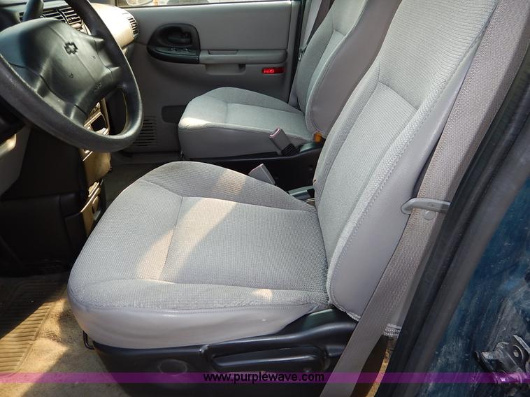 image for item J6471 2002 Chevrolet Venture van