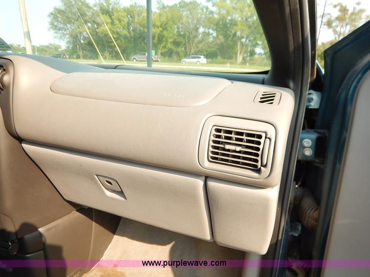 image for item J6471 2002 Chevrolet Venture van