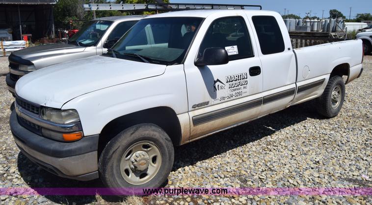 image for item J7762 2000 Chevrolet Silverado 2500 Ext. Cab pickup truck