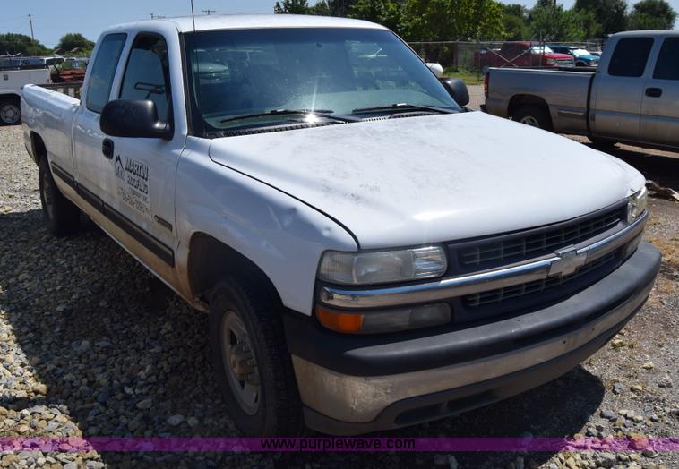 image for item J7762 2000 Chevrolet Silverado 2500 Ext. Cab pickup truck