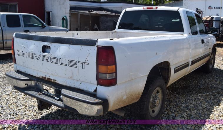image for item J7762 2000 Chevrolet Silverado 2500 Ext. Cab pickup truck