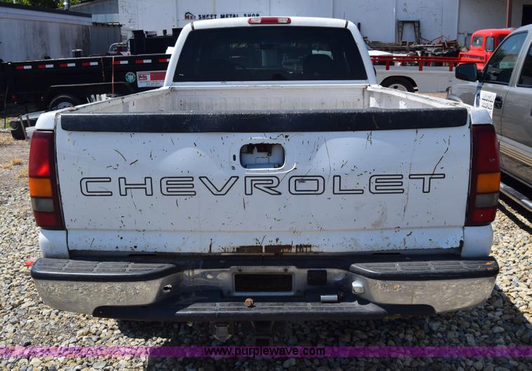 image for item J7762 2000 Chevrolet Silverado 2500 Ext. Cab pickup truck