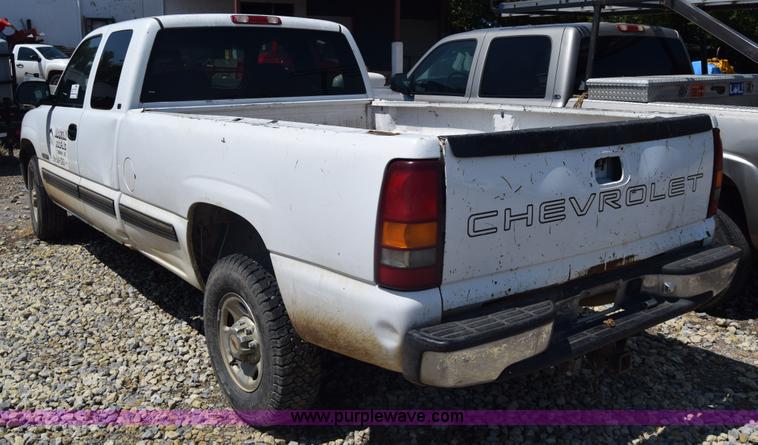 image for item J7762 2000 Chevrolet Silverado 2500 Ext. Cab pickup truck