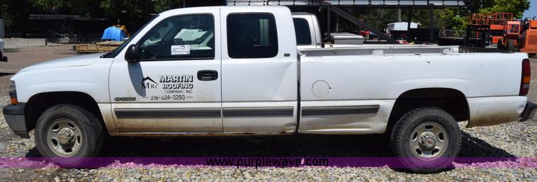 image for item J7762 2000 Chevrolet Silverado 2500 Ext. Cab pickup truck