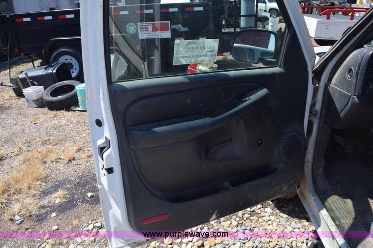 image for item J7762 2000 Chevrolet Silverado 2500 Ext. Cab pickup truck