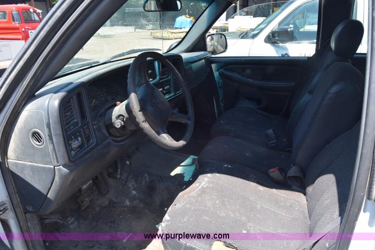 image for item J7762 2000 Chevrolet Silverado 2500 Ext. Cab pickup truck