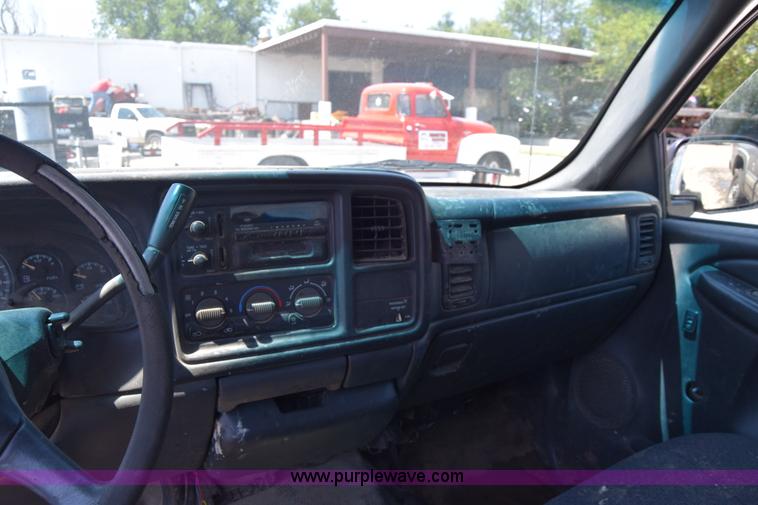 image for item J7762 2000 Chevrolet Silverado 2500 Ext. Cab pickup truck