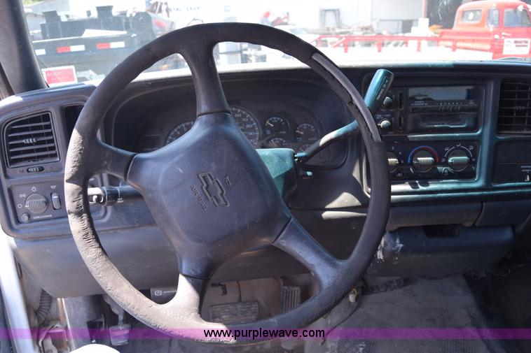 image for item J7762 2000 Chevrolet Silverado 2500 Ext. Cab pickup truck