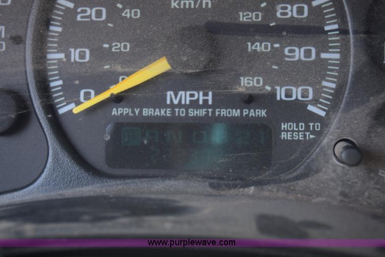 image for item J7762 2000 Chevrolet Silverado 2500 Ext. Cab pickup truck