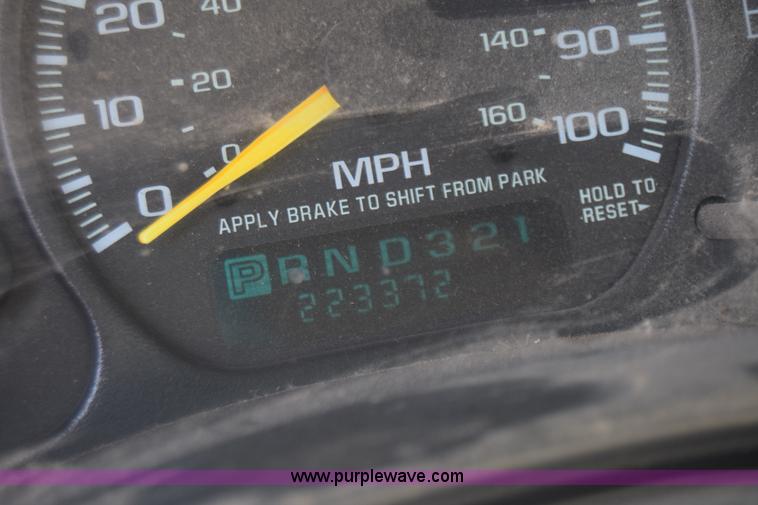 image for item J7762 2000 Chevrolet Silverado 2500 Ext. Cab pickup truck