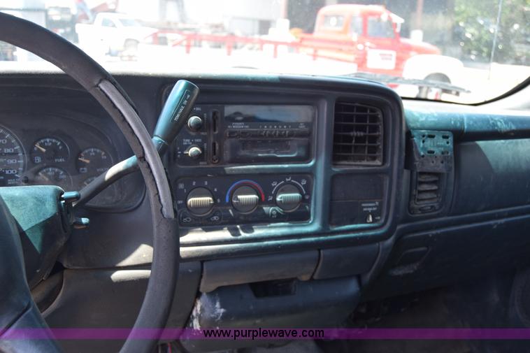 image for item J7762 2000 Chevrolet Silverado 2500 Ext. Cab pickup truck