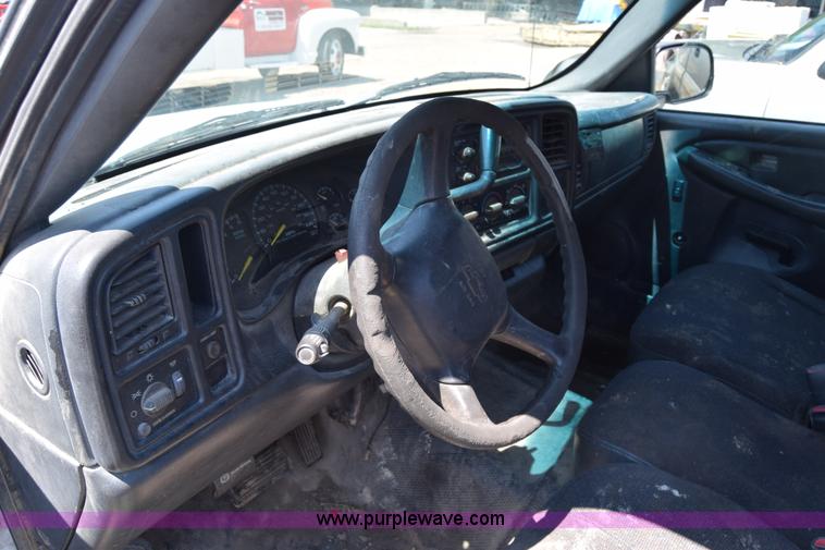 image for item J7762 2000 Chevrolet Silverado 2500 Ext. Cab pickup truck