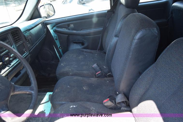 image for item J7762 2000 Chevrolet Silverado 2500 Ext. Cab pickup truck