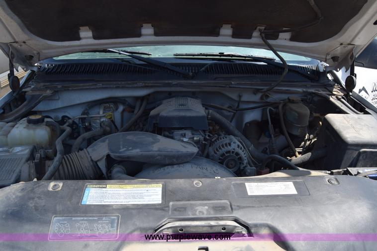 image for item J7762 2000 Chevrolet Silverado 2500 Ext. Cab pickup truck