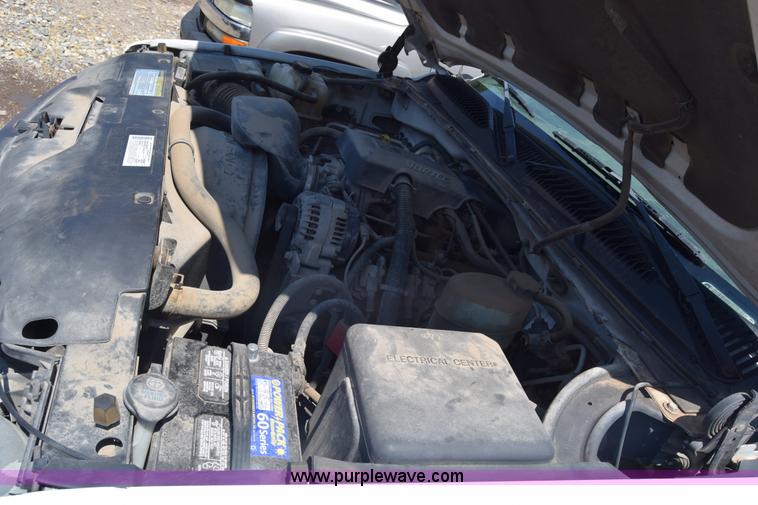 image for item J7762 2000 Chevrolet Silverado 2500 Ext. Cab pickup truck