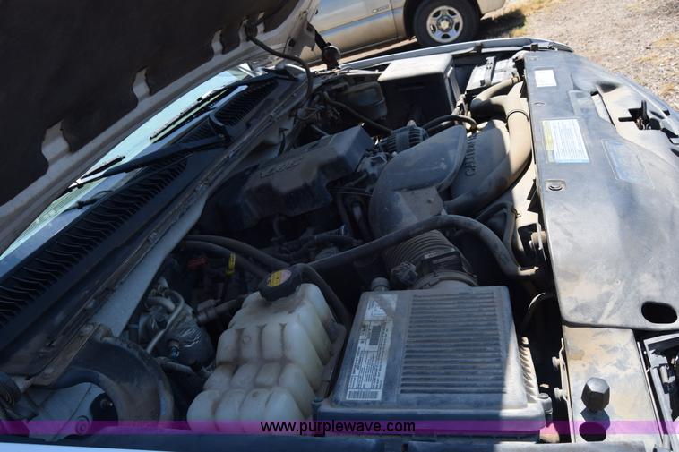 image for item J7762 2000 Chevrolet Silverado 2500 Ext. Cab pickup truck