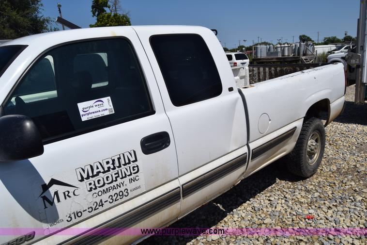 image for item J7762 2000 Chevrolet Silverado 2500 Ext. Cab pickup truck